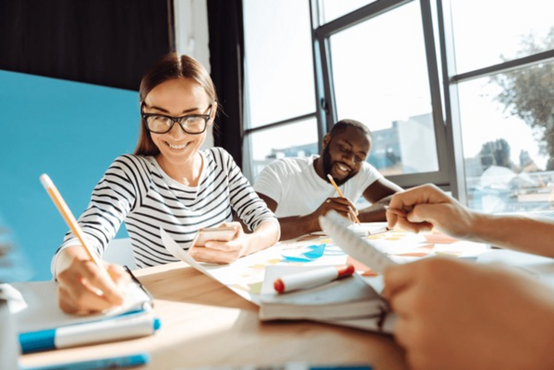 Visuel récapitulatif comparant les différents parcours de certification en IA et les résultats de carrière