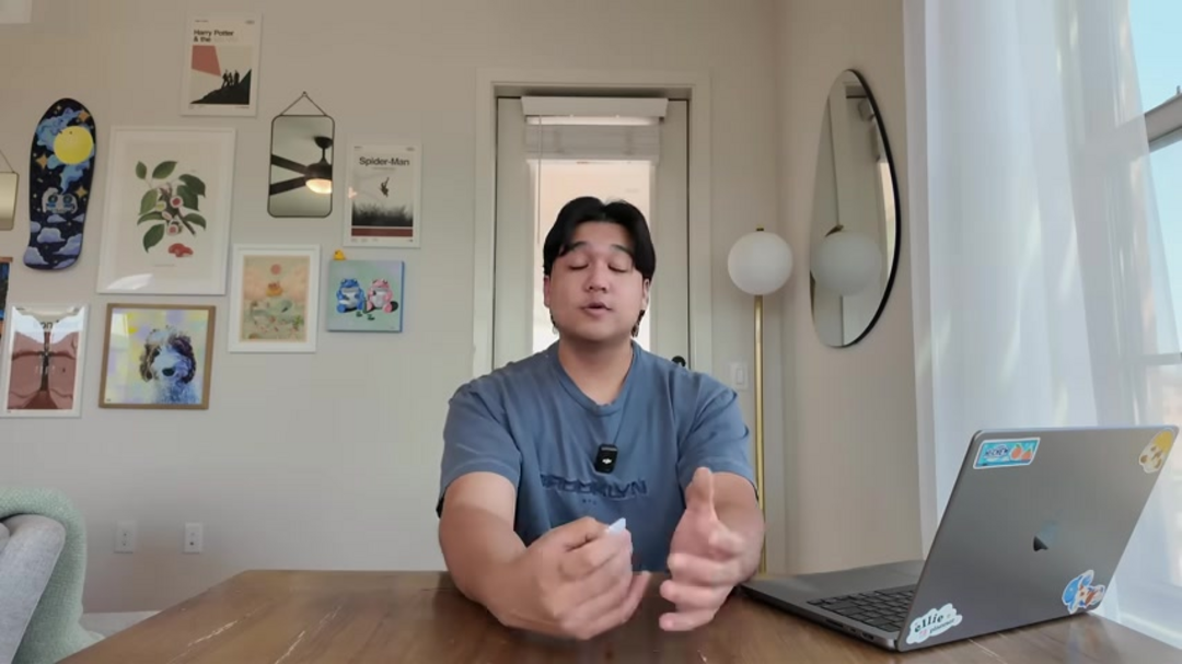 Интерфейс редактора Cursor AI, показывающий предложения кода и интегрированные функции разработки