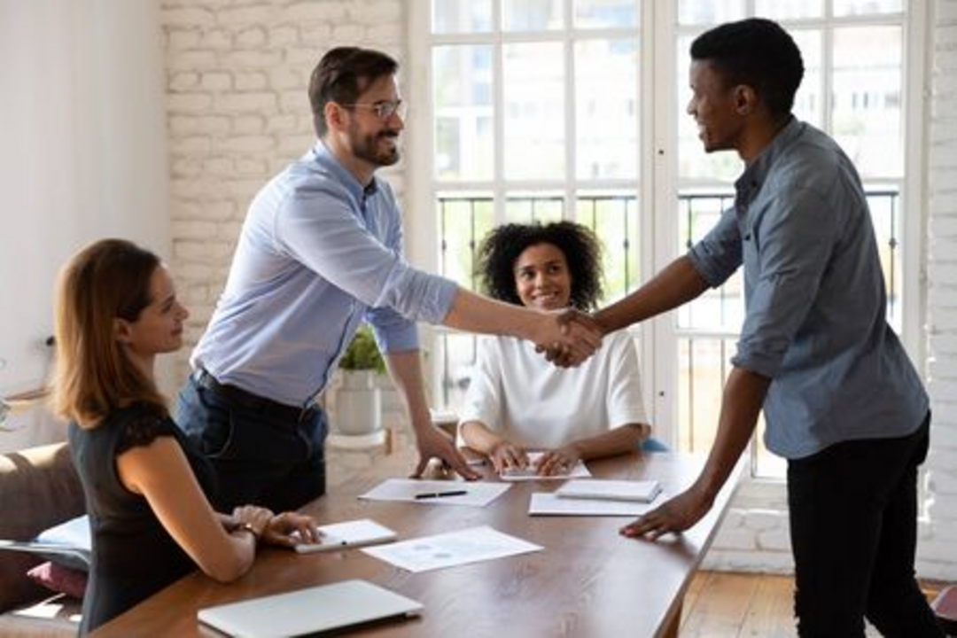 比较图表显示传统合同创建与AI辅助合同开发过程