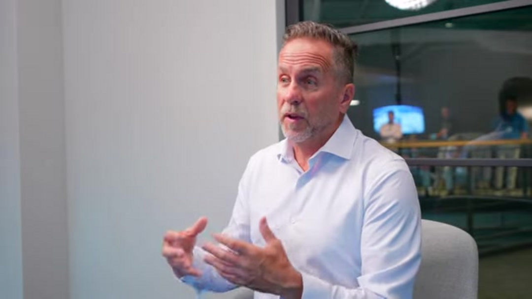 汽车CRM中的AI协作显示人与机器共同工作