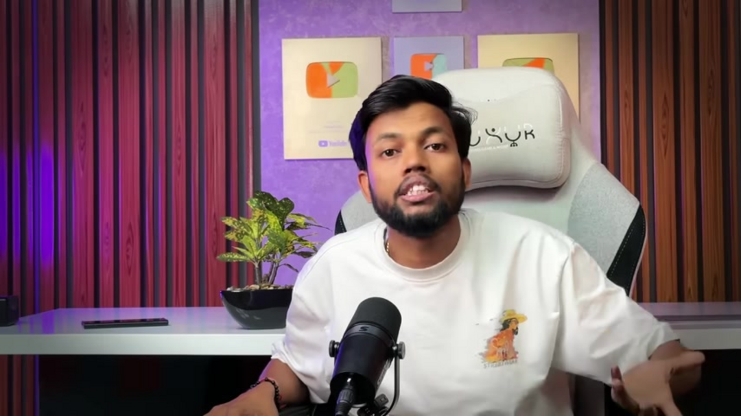 AI生成的猴子角色在户外环境中携带视频博客设备