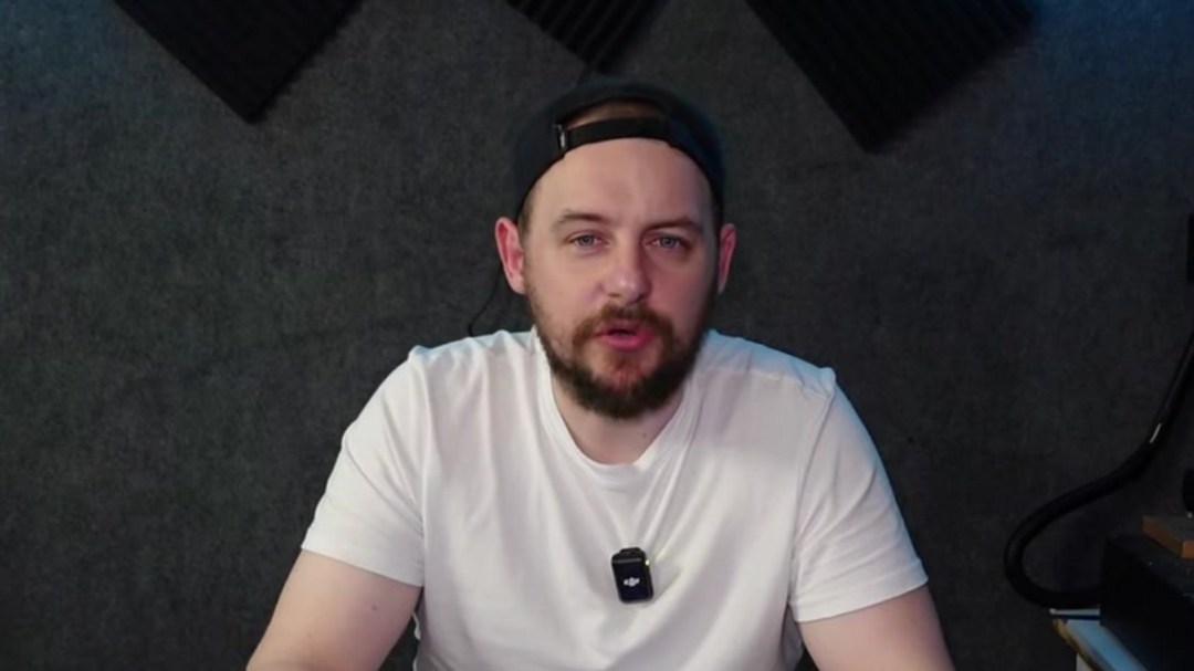 Software interface showing vector conversion process from PNG to SVG format