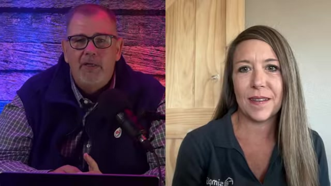 Сводная визуализация, сравнивающая преимущества традиционных CRM и CRM с искусственным интеллектом для инвесторов в недвижимость