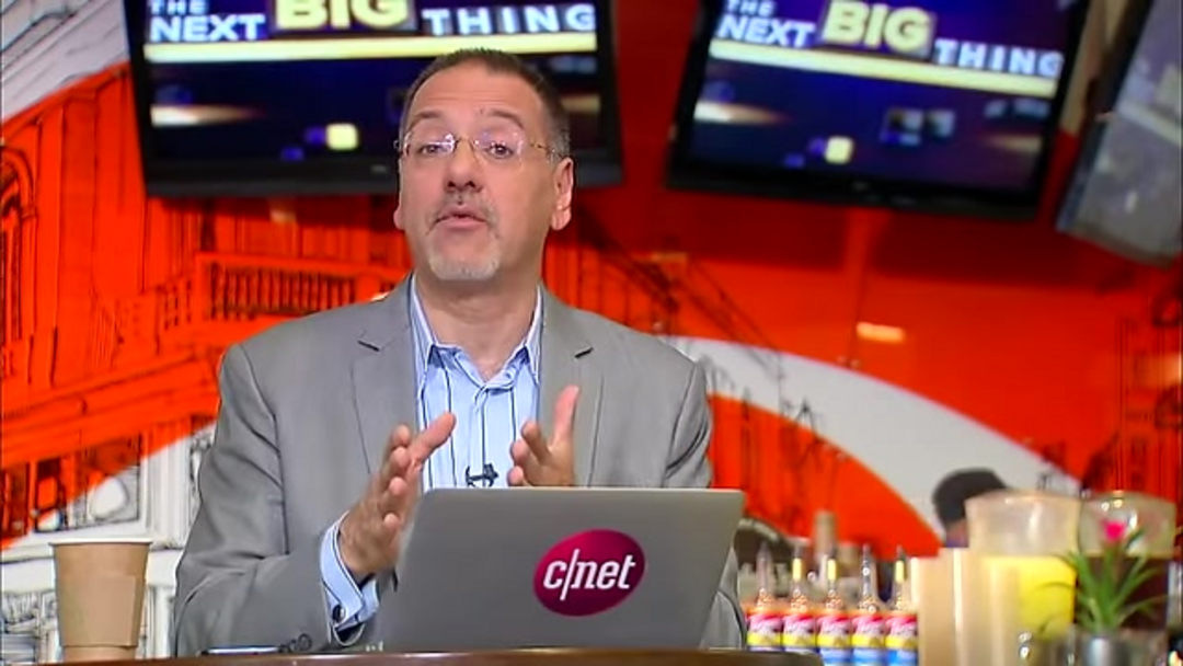 Визуальный поиск на смартфоне, идентифицирующий предметы мебели с вариантами покупки