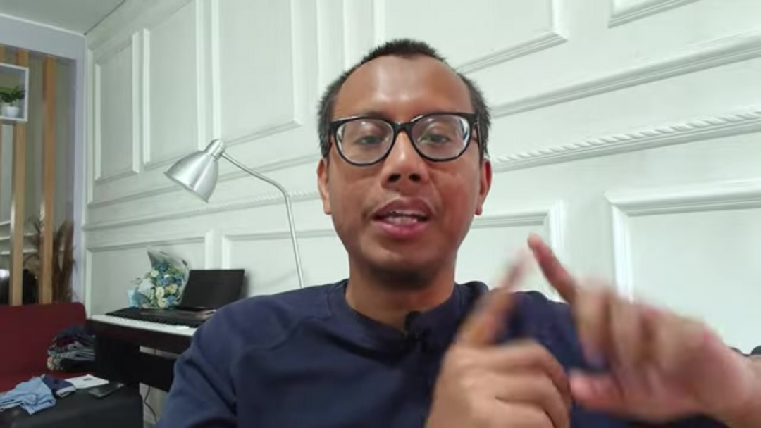 Интерфейс извлечения субтитров показывает автоматическую транскрипцию видео-контента для разработки СОП