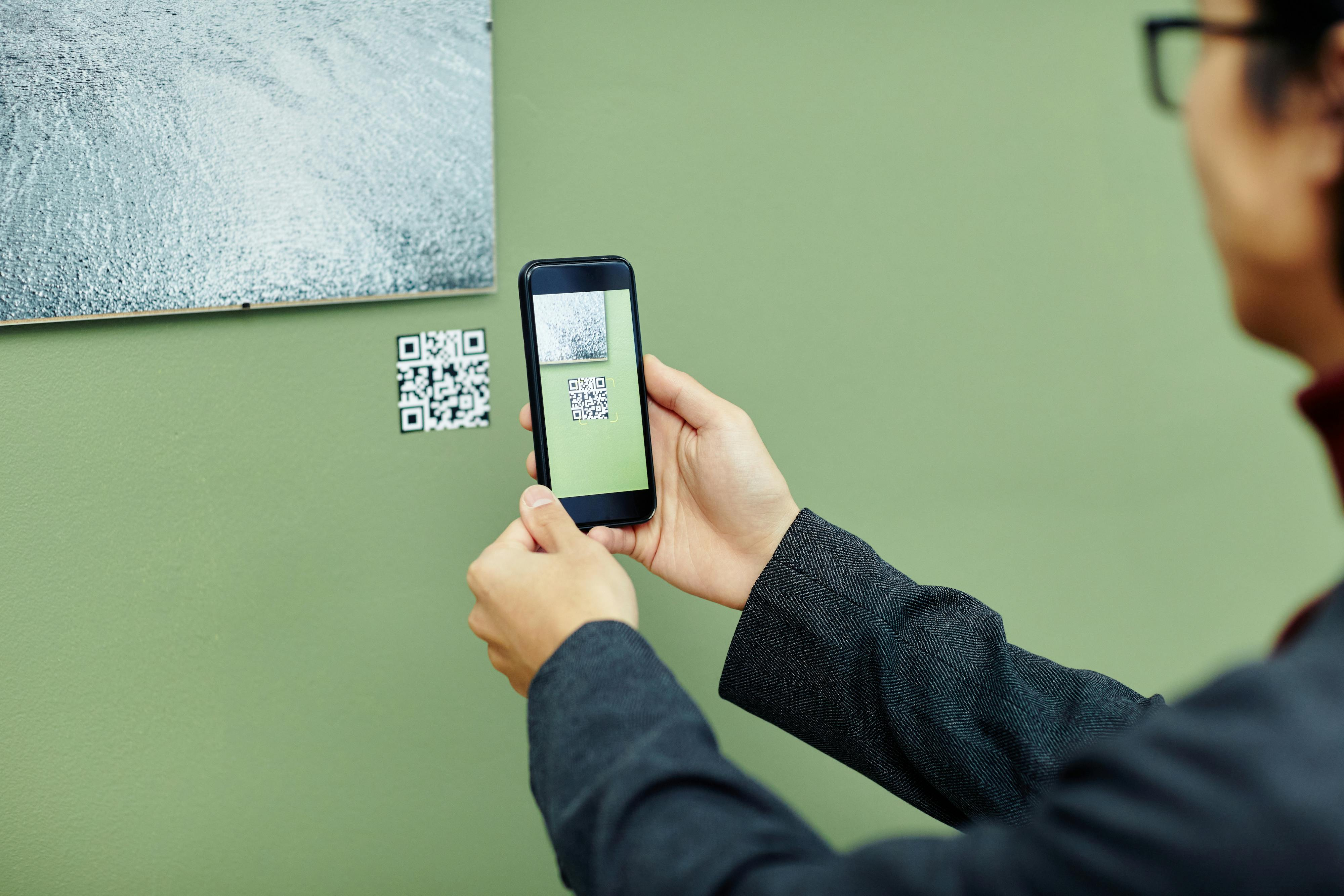 Comparaison montrant un code QR traditionnel par rapport à un design de code QR artistique amélioré par l'IA